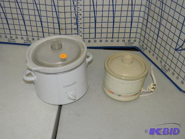 lot 61 image: Lot of 2 crock pots - one small crock pot and...