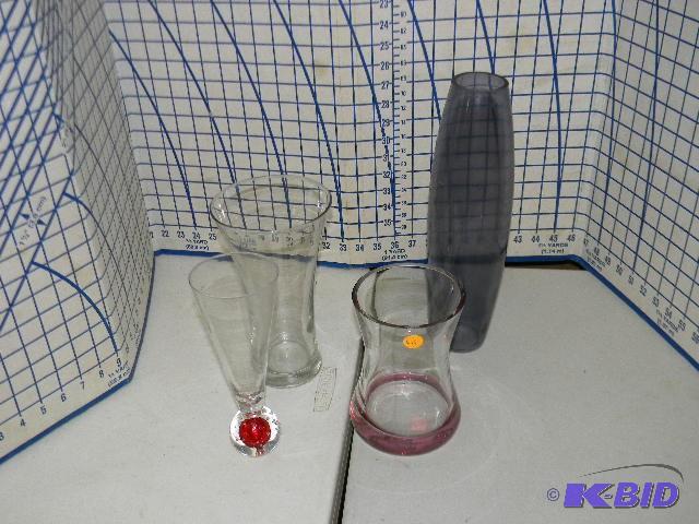 lot 63 image: Lot of 4 vases...