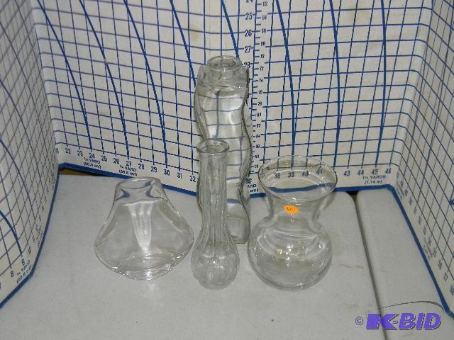 lot 65 image: Lot of 4 vases...