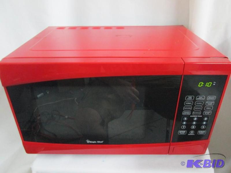 lot 36 image: Magic Chef 0.9 cu. ft. 900-Watt Microwave Oven