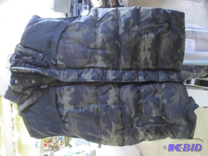 lot 12 image: Rocawear puff vest with removable hood. Size ...