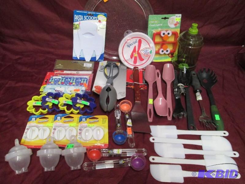 lot 173 image: Large lot of miscellaneous kitchen items. Spo...