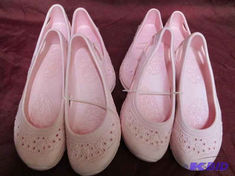 lot 225 image: 4 pair of new girls silicone shoes. Pink in c...