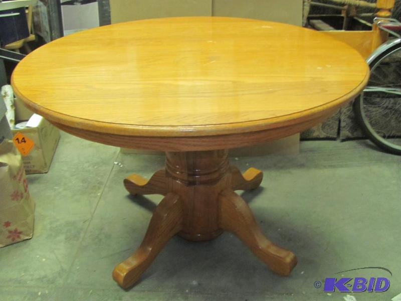 This Vintage Round Oak Pedestal Dining Room T...