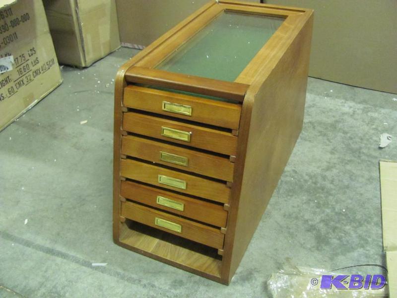 NEW (in original box) Collectors DisplaySto...