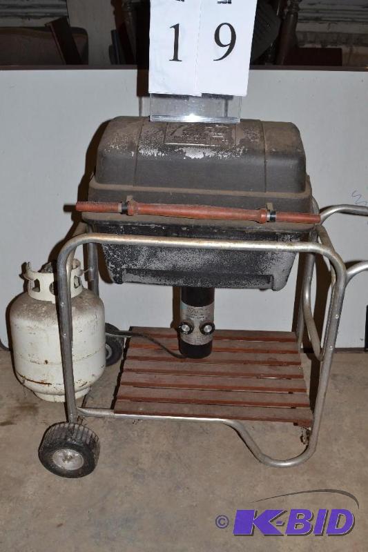 lot 19 image: Gas grill