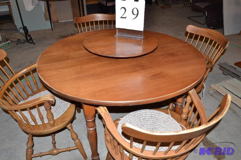 lot 29 image: Maple dining room set