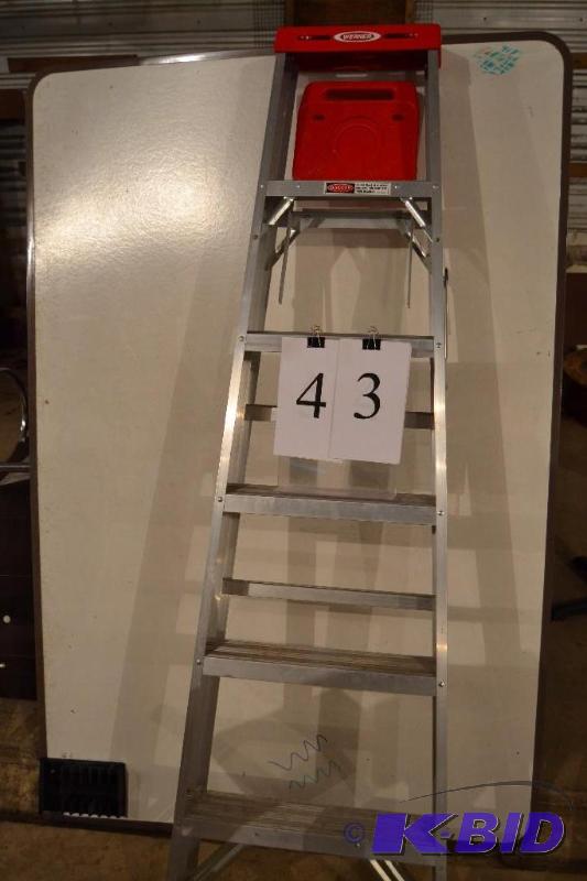 lot 43 image: aluminum ladder