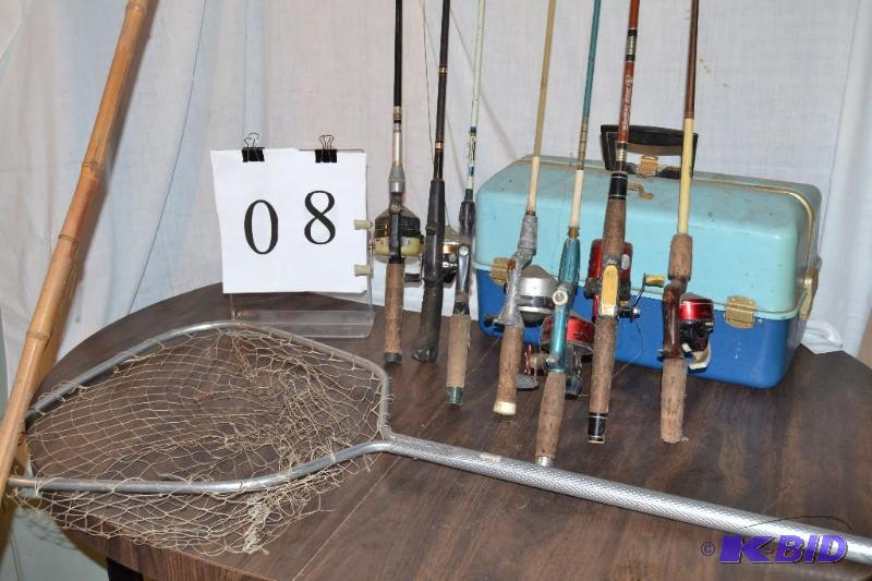 lot 8 image: vintage fishing items