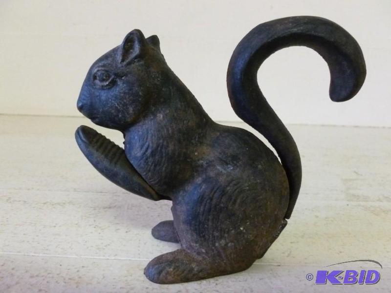 lot 140 image: Vintage cast iron squirrel nut cracker that m...