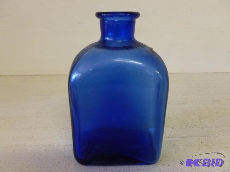 lot 141 image: Cobalt blue glass vase that measures 7 14&qu...