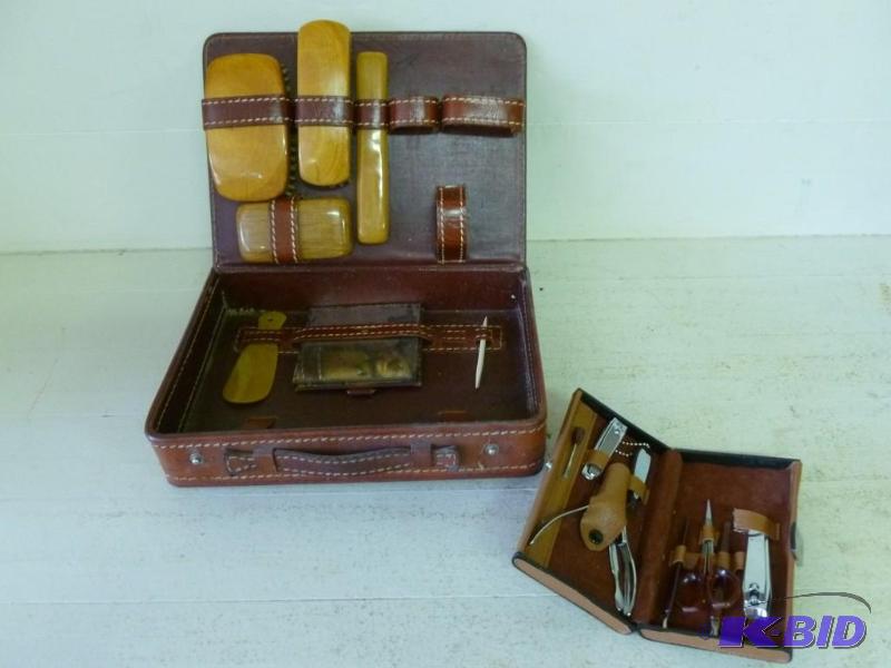 lot 149 image: Vintage grooming and manicure set, comes in a...