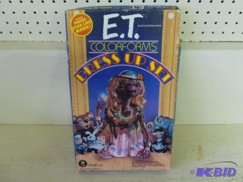 lot 177 image: Collectible 1982 Universal City Studios E.T C...