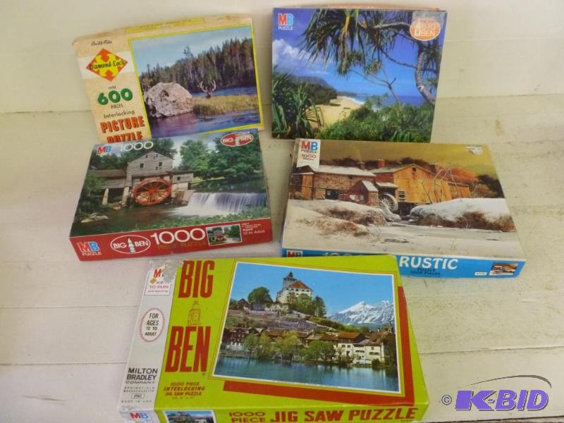 lot 200 image: Lot of five puzzles including a vintage 1960...