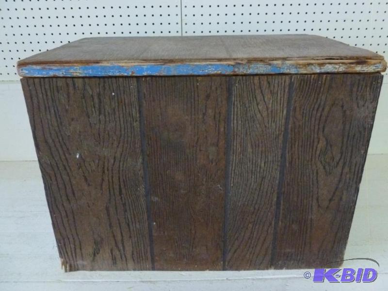 lot 222 image: Custom made wooden flip lid toy box that meas...