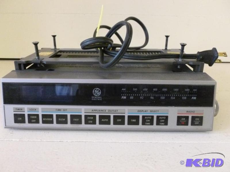 lot 274 image: GE under the cabinet&nbspradio model 7-1220B...