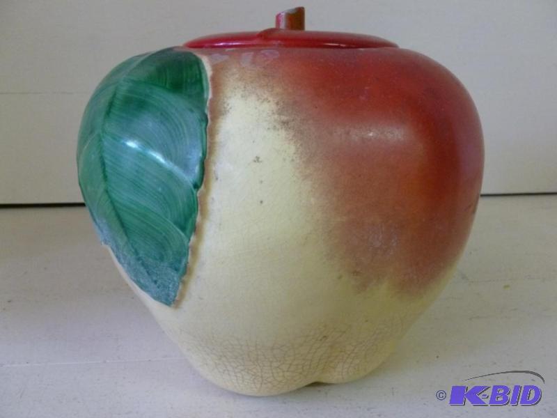 lot 275 image: Large Vintage Hull apple cookie jar that meas...