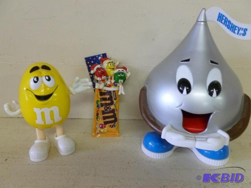 lot 34 image: Lot of three collectible M&ampM items....