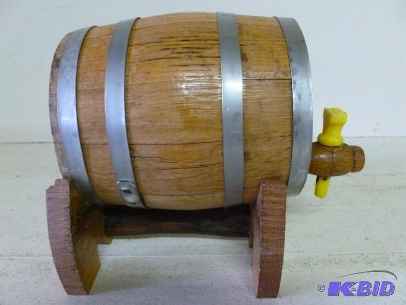 lot 63 image: Beautiful solid oak wood slate barrel on wood...