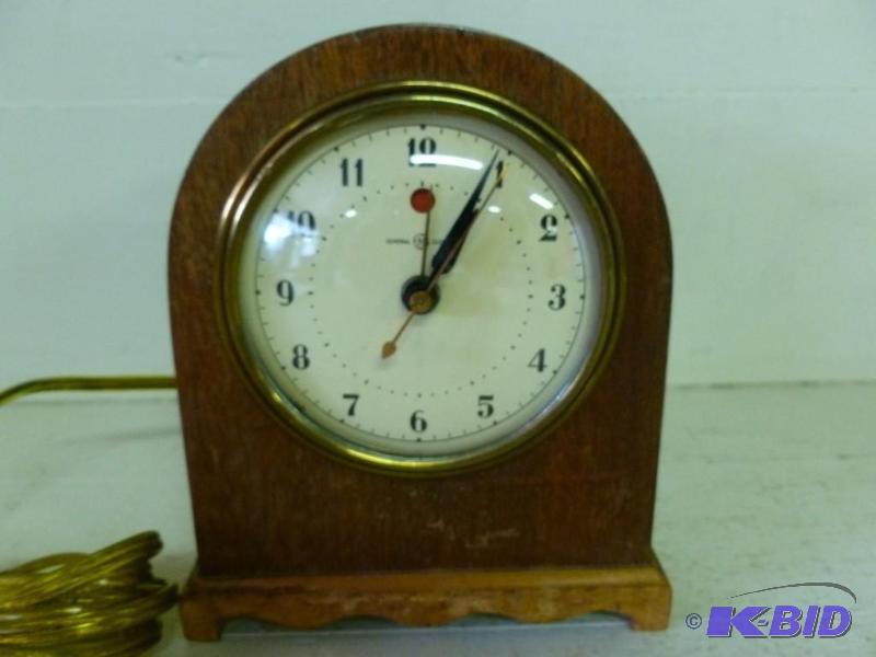 lot 74 image: Vintage GE Model 7F60&nbspwood encased elect...