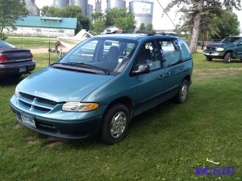 lot 7 image: 1999 Dodge Caravan SE