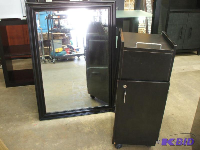 lot 14 image: Portable Style Station