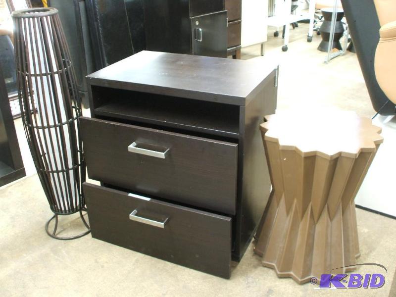 lot 16 image: Salon Accessories