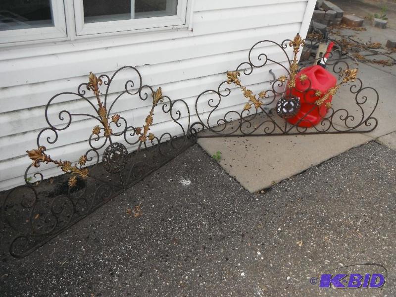 lot 17 image: Vintage Ornate Wrought Iron Garden Fence Bord...