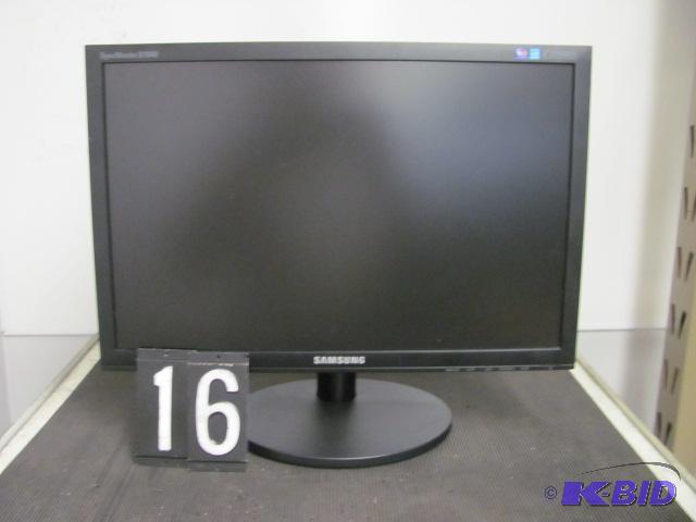 lot 16 image: Samsung b1940 19" LCD monitor. This unit...