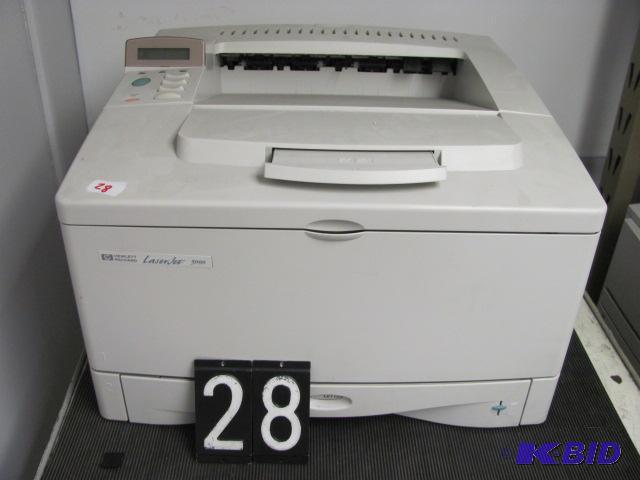 lot 28 image: HP laserjet 5000 printer. This unit has print...