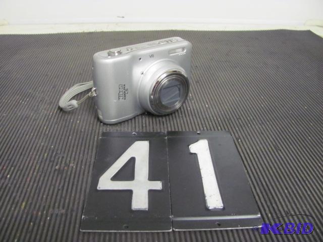 lot 41 image: Nikon coolpix L5 digital camera. This unit is...