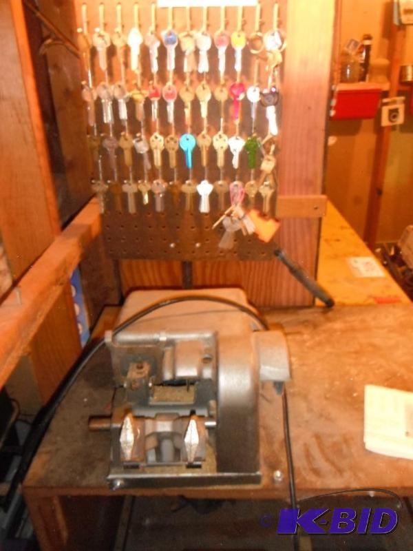 lot 11 image: 31&quotx20&quotx30.5" Unican Keyboard ...