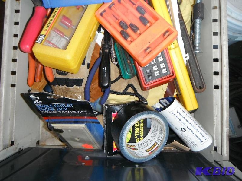 lot 114 image: Drawer lot and 25&quotx18&quotx52" Cab...