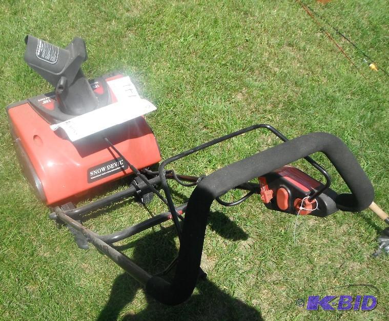 lot 141 image: Snow Devil Snowblower Model D85023 with 180 A...
