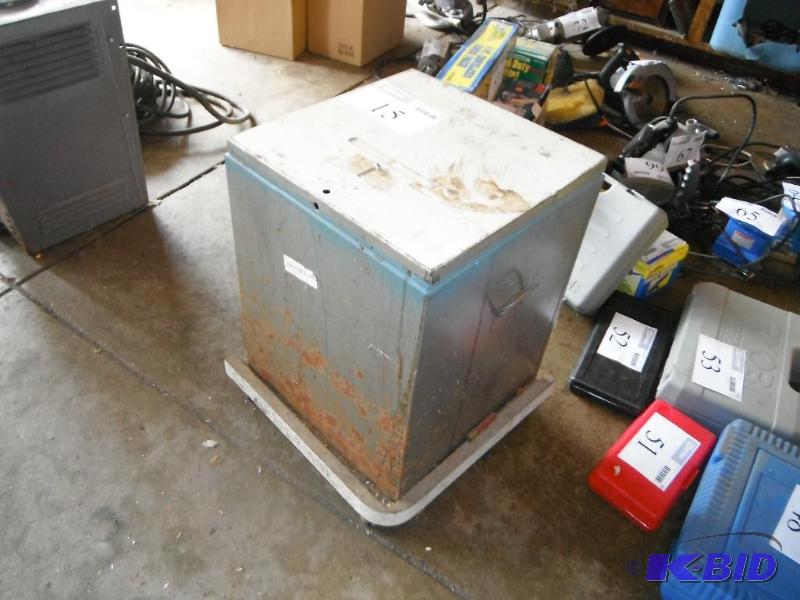 lot 15 image: An assortment of 3 100 extension cords 2 cor...