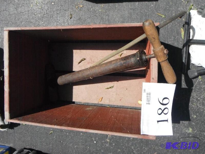 lot 186 image: 12&quotx19 12&quotx11" Container...