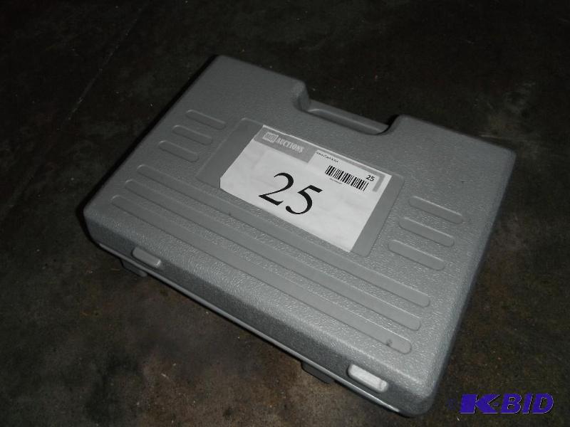 lot 25 image: 18 Volts Cordless DrillDrive 10mm, 0-900TRM...