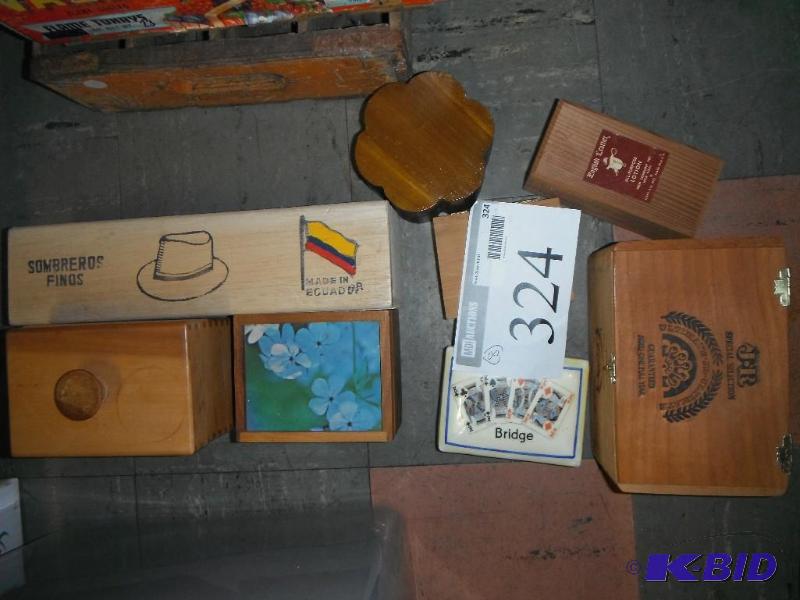 lot 324 image: 8 Jewelry boxes...