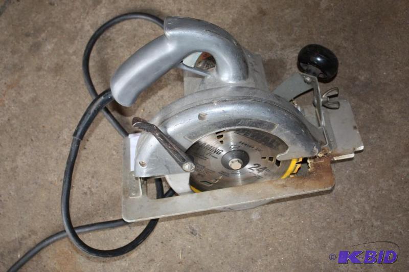 lot 73 image: Black & Decker 7 14" Professional H...
