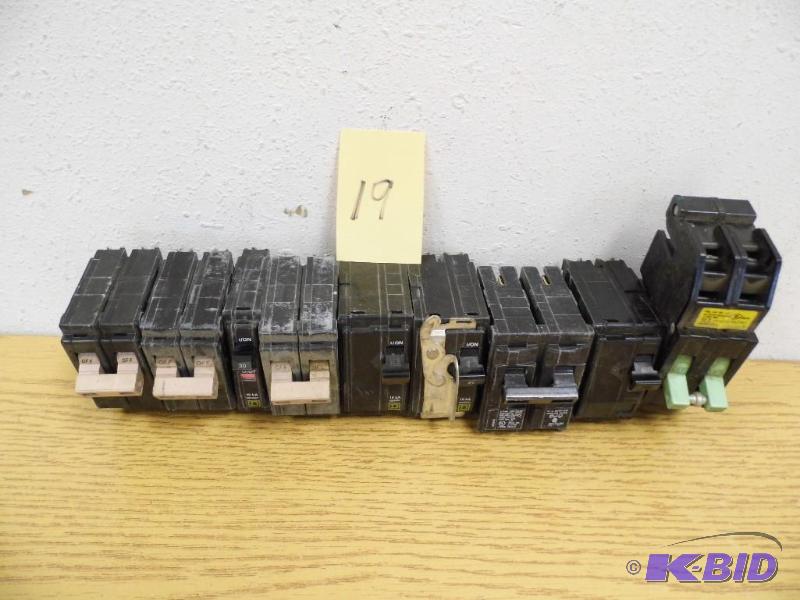 lot 19 image: 1 - 25 AMP & 8 - 30 AMP Breakers