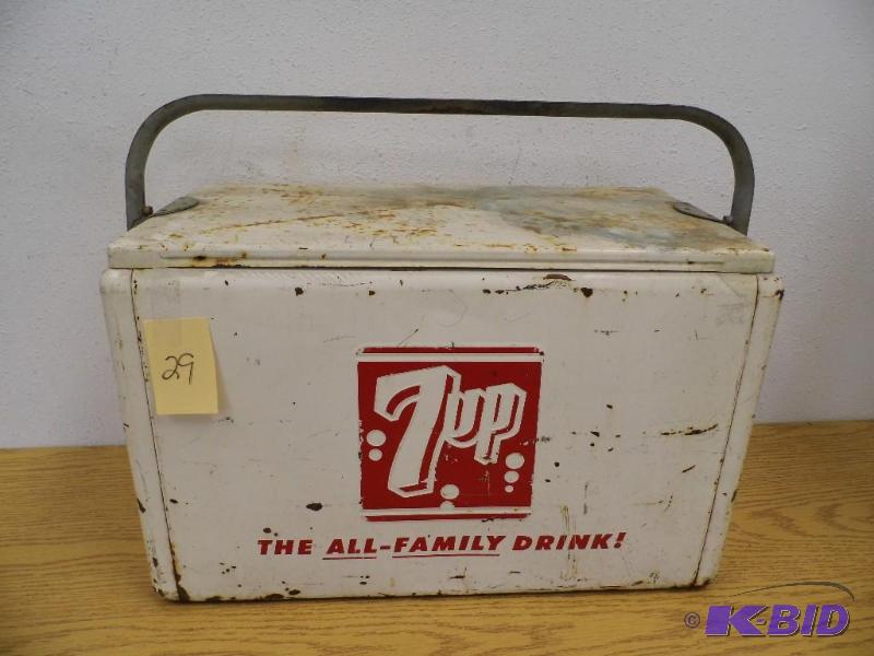 lot 29 image: Vintage 7-Up Cooler