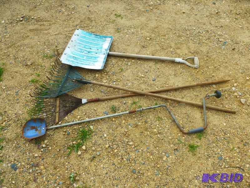 Assorted Lawn Rakes and shovels 2 rakes 1 sh...