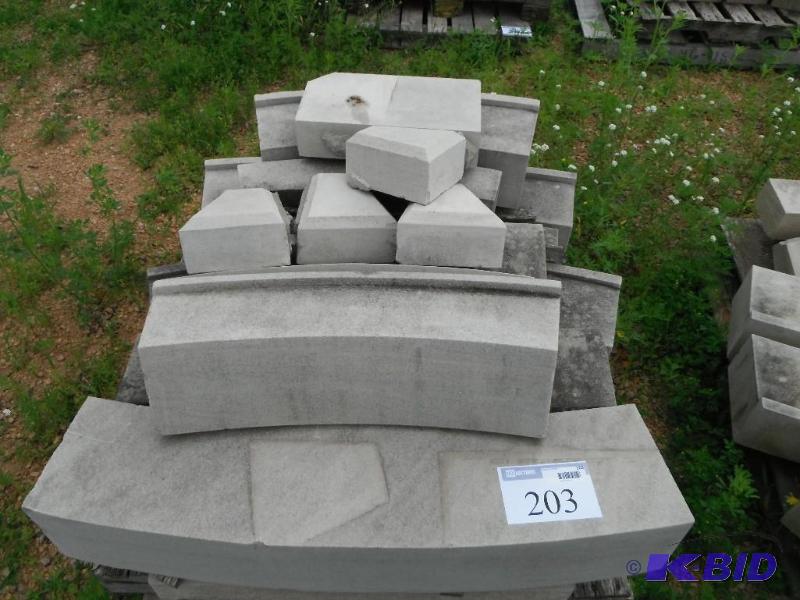 Pallet Lot of Assorted Pavers - Different Siz...