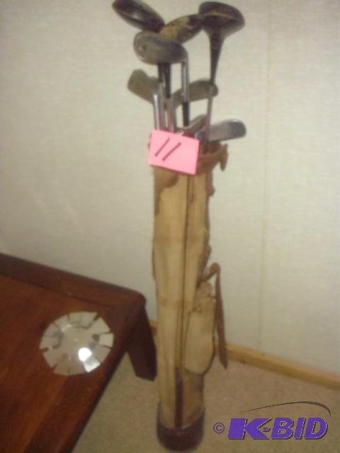 Set of womens golf clubs.. Very old.. Includ...