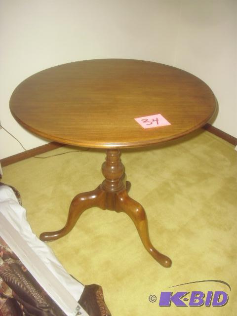 Very nice occassional lamp table with 3 legs....