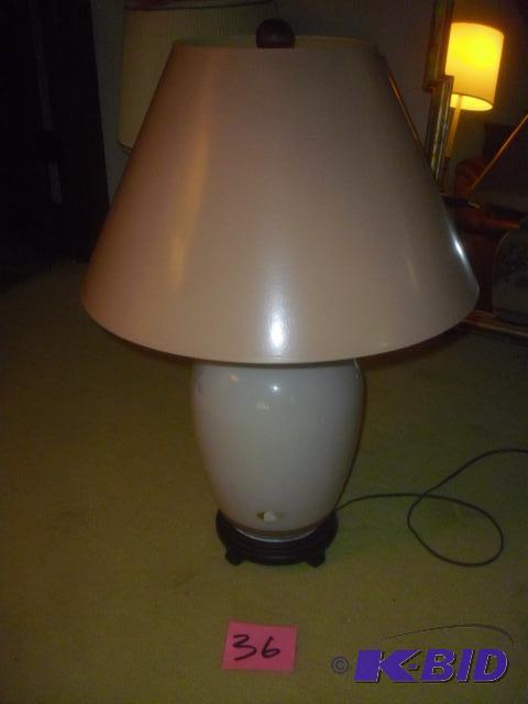 Nice table lamp. Wood base and porcelain body...