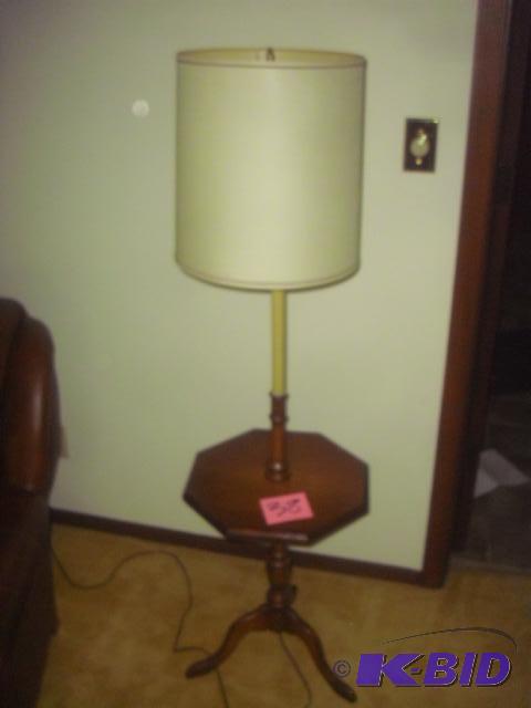 Nice wood end tablelamp with offwhile laquer...