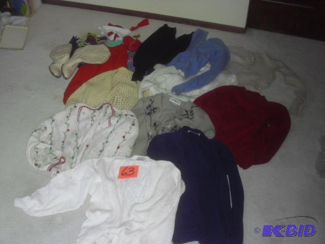 Large lot of Womens sweaters.. VERY NICE SHA...