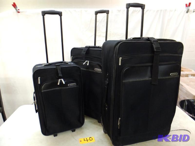 lot 40 image: Suitcase Set