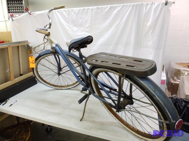 lot 9 image: Bicycle